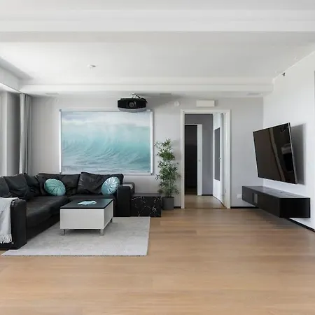 Huoneisto The Real Luxury Penthouse Right Above Metro Station