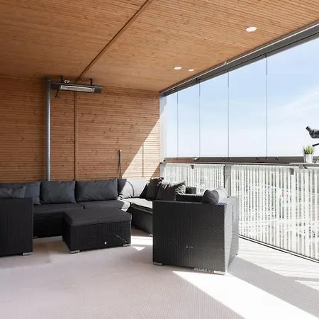Huoneisto The Real Luxury Penthouse Right Above Metro Station