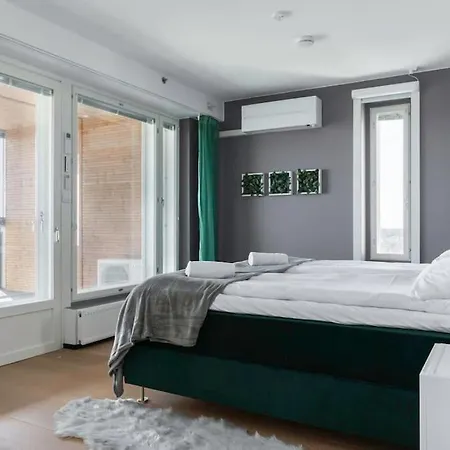 Huoneisto The Real Luxury Penthouse Right Above Metro Station